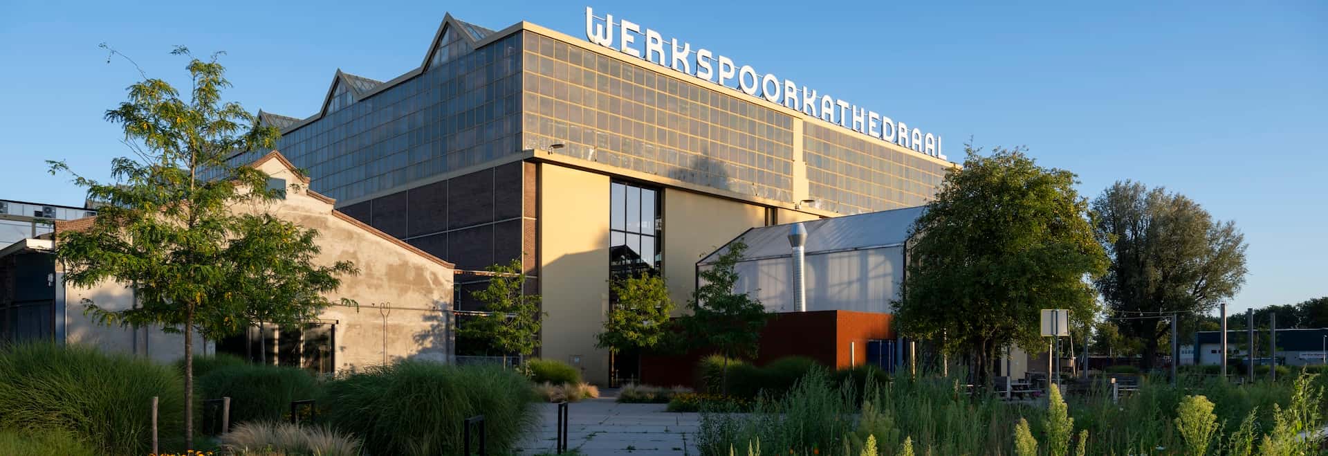 Groot gebouw tussen de bomen