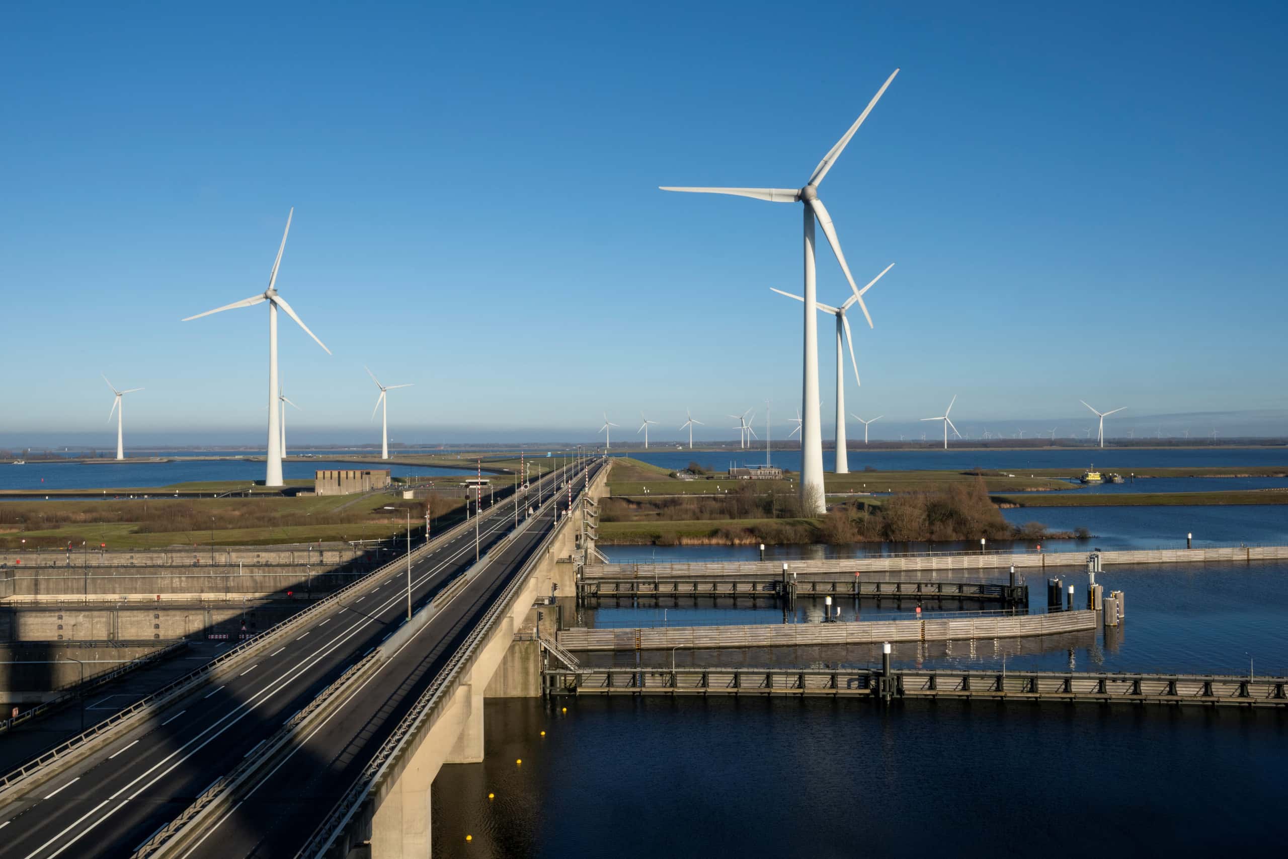 Windmolenpark in de verte naast een doorgaande weg.