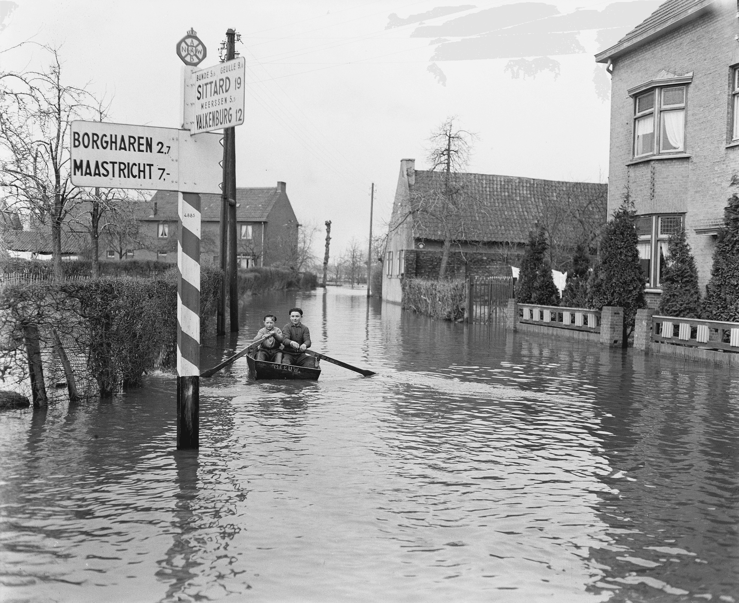 Zwart-wit foto van straat onder water
