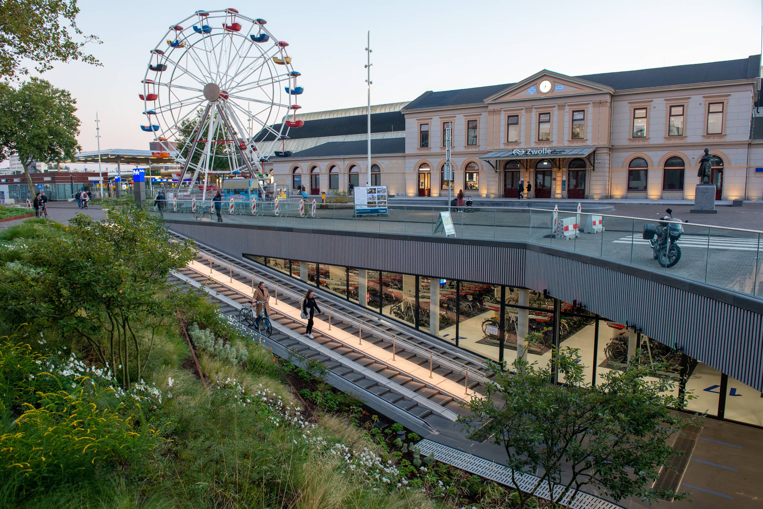 Stationsgebouw met ondergrondse fietsenstalling ervoor.