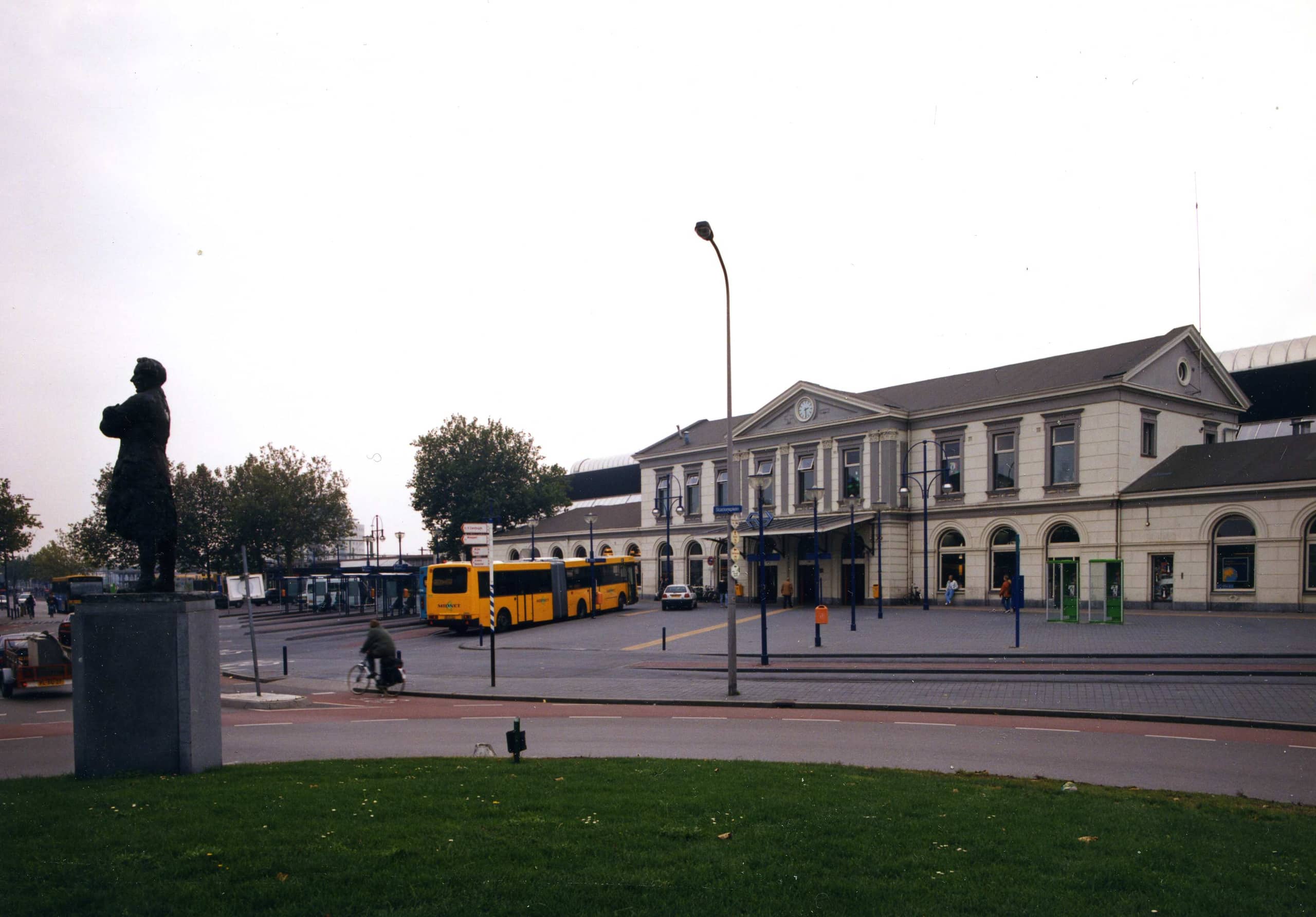 Stationsgebouw met bus en fietspad ervoor