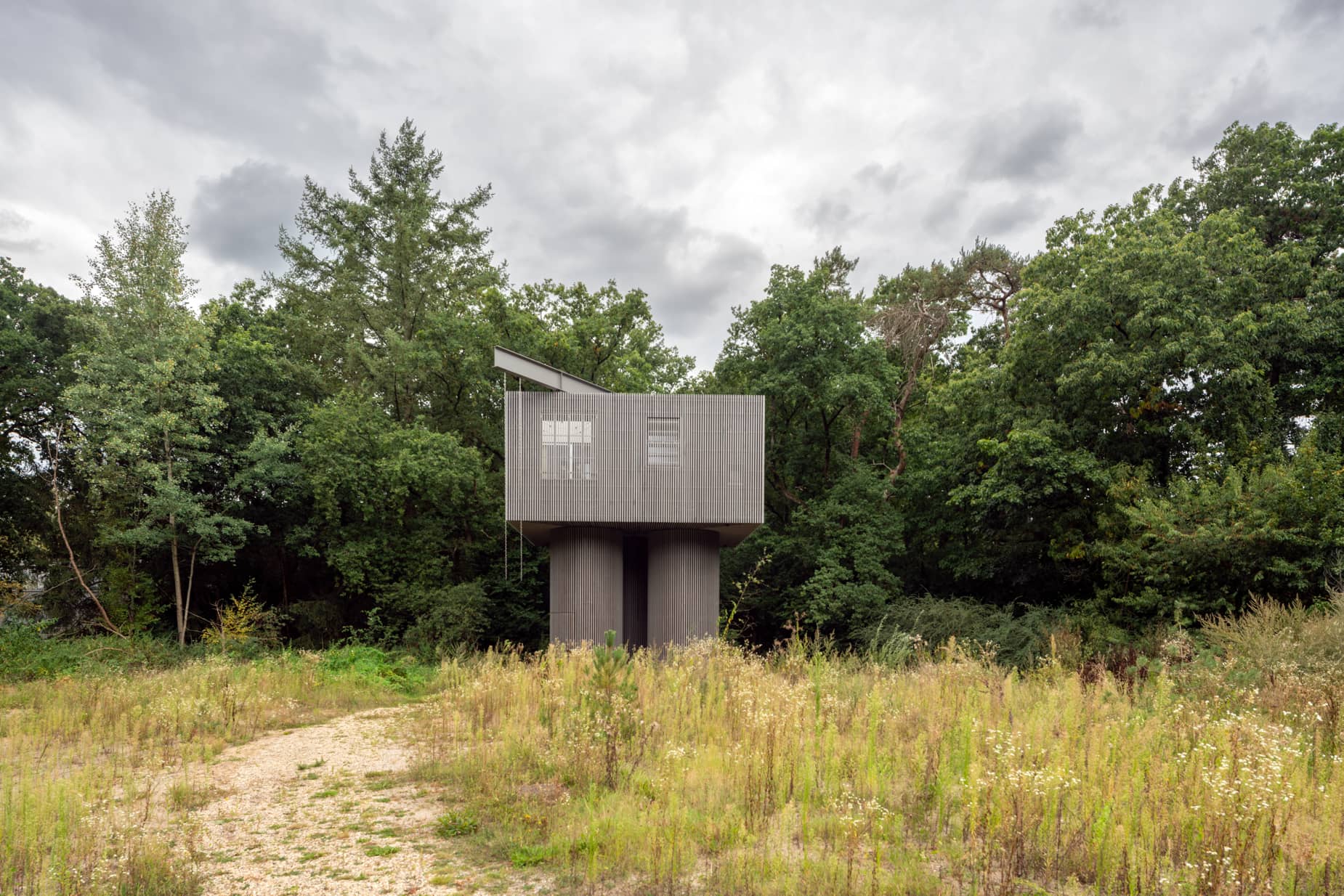 Gebouwtje tussen de bomen.