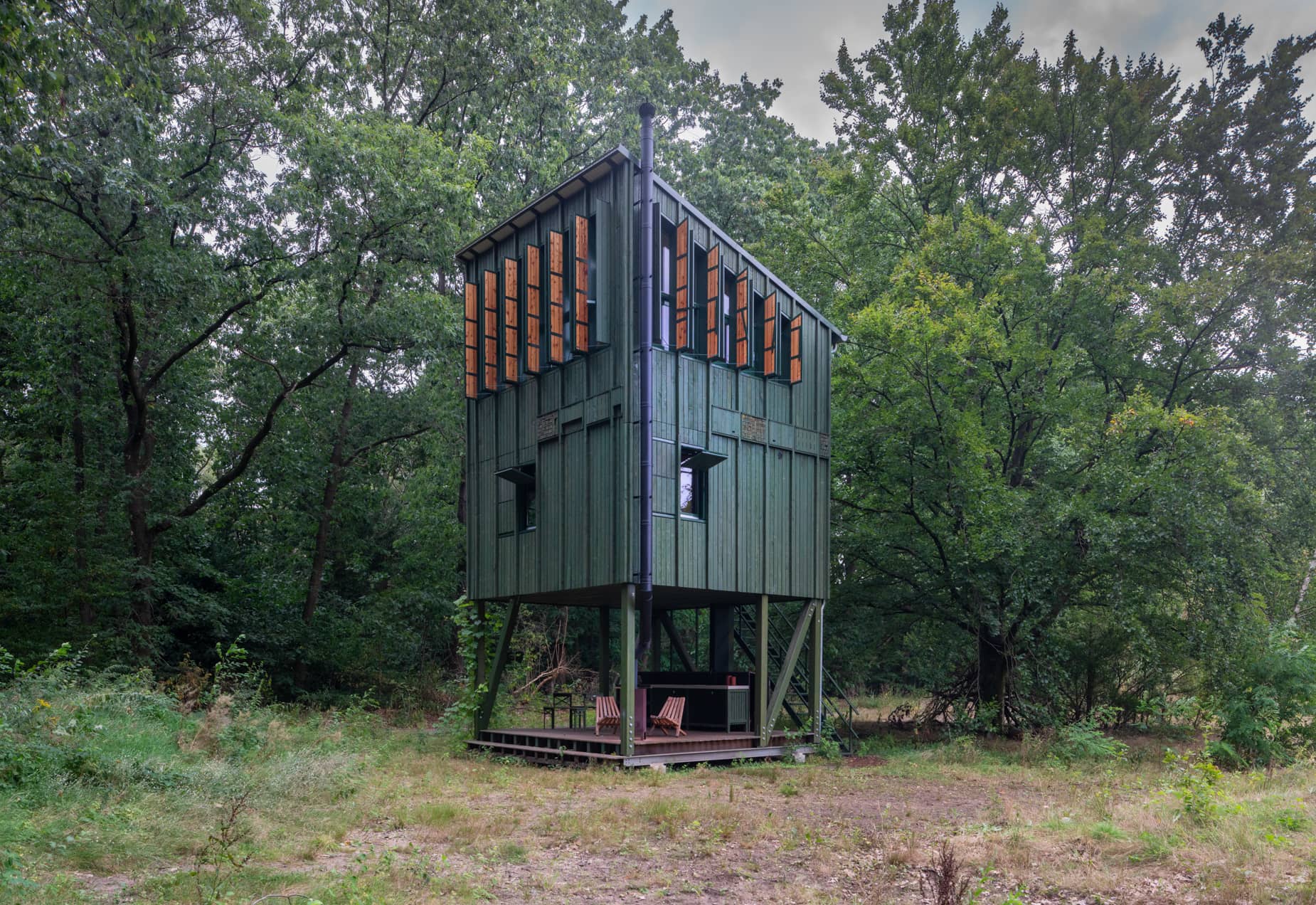 Gebouwtje tussen de bomen.