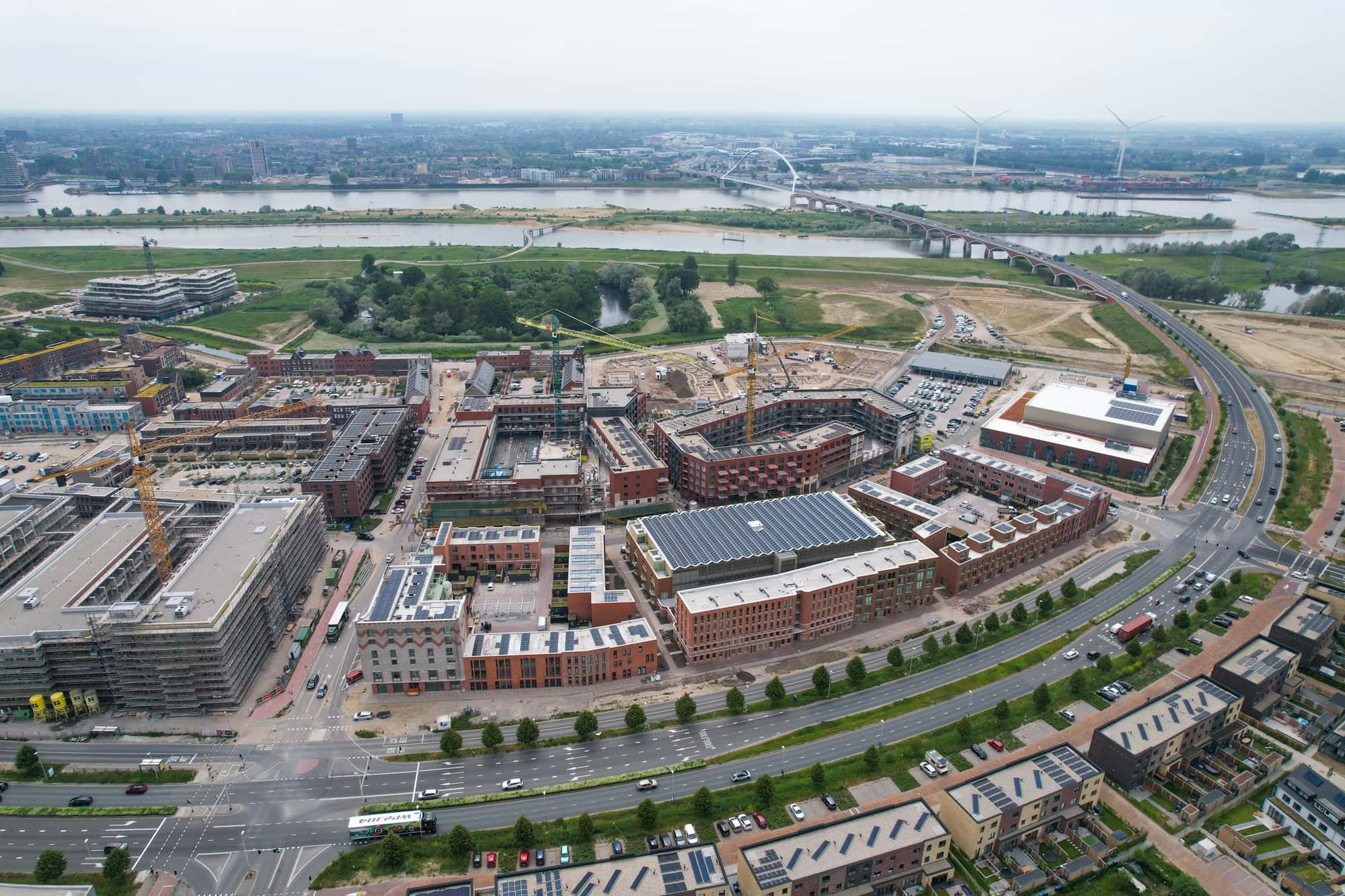 Wijk in aanbouw aan de rivier de Waal.