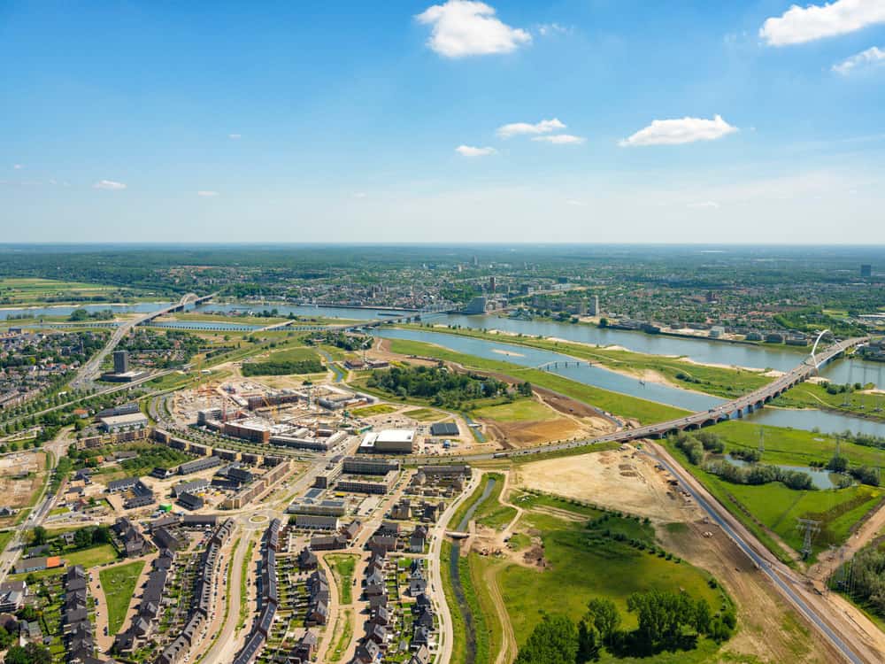 Luchtfoto van de stad aan de rivier de Waal.
