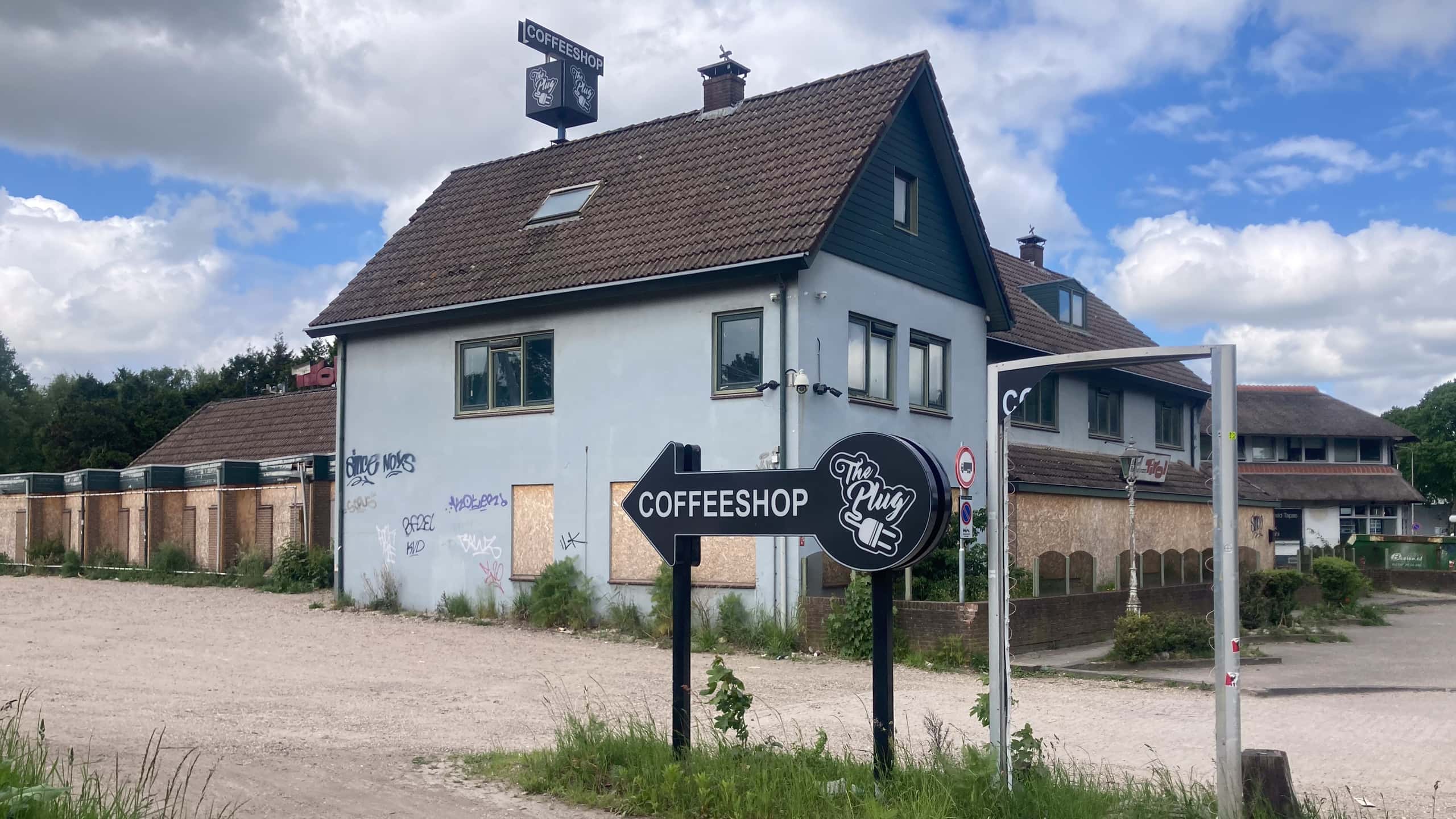 Coffeeshop op de hoek van een kruispunt