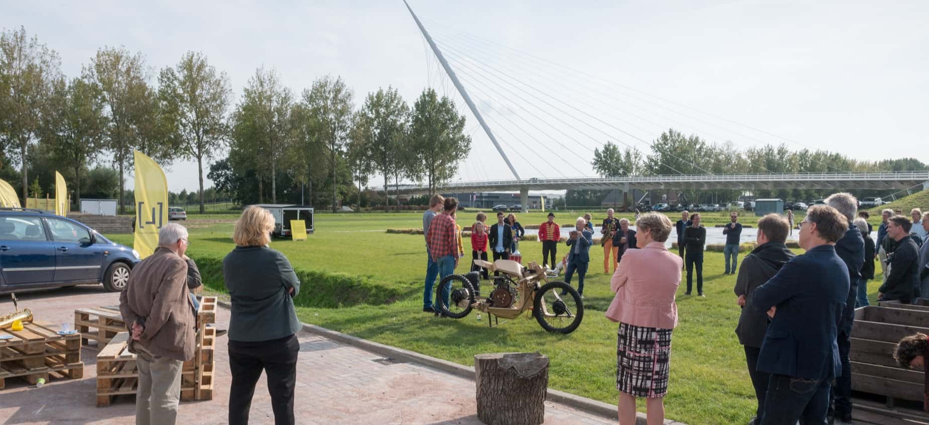 Groep mensen bij een parkeerplaats