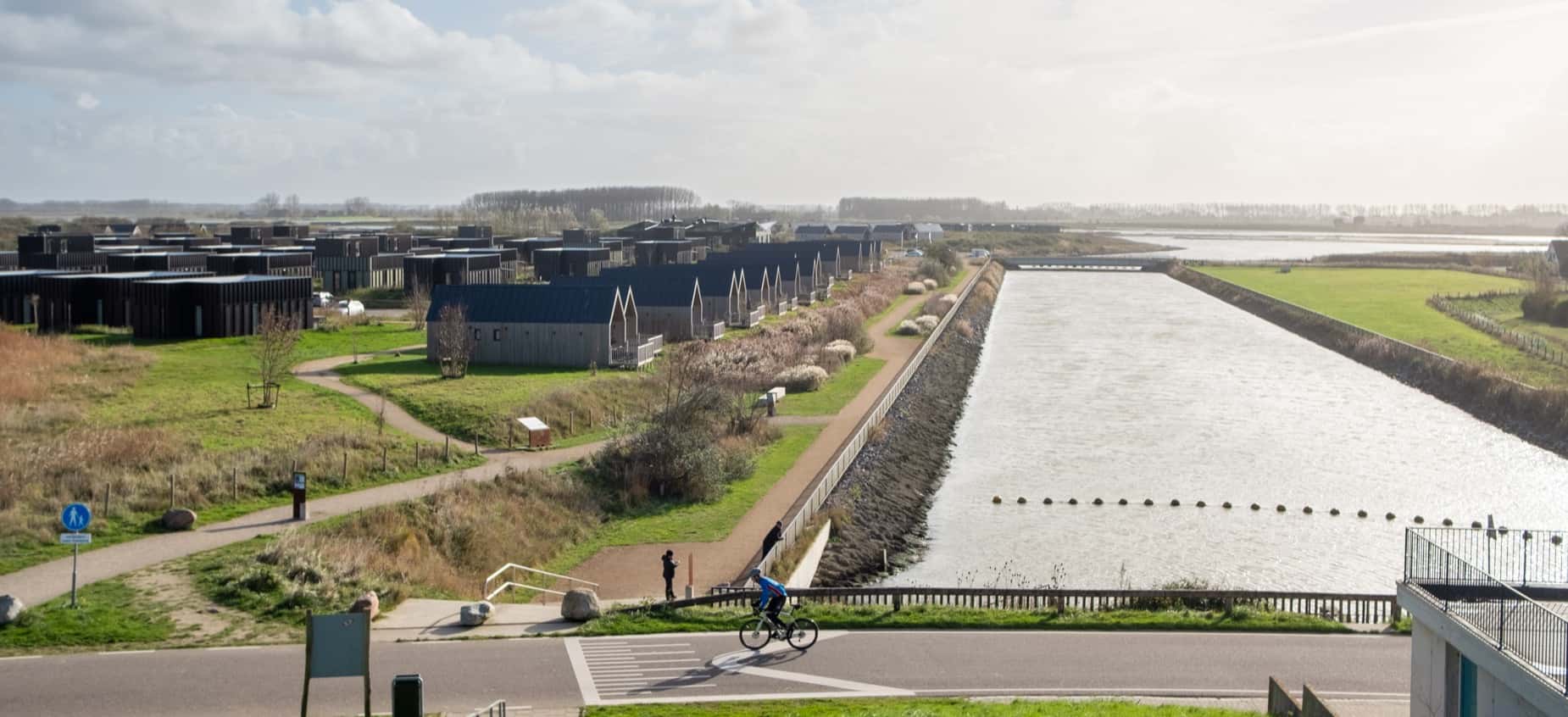 Nieuwbouwwoningen bij waterwegen