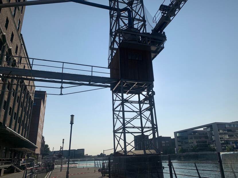 Een metalen stellage aan de rand van een haven