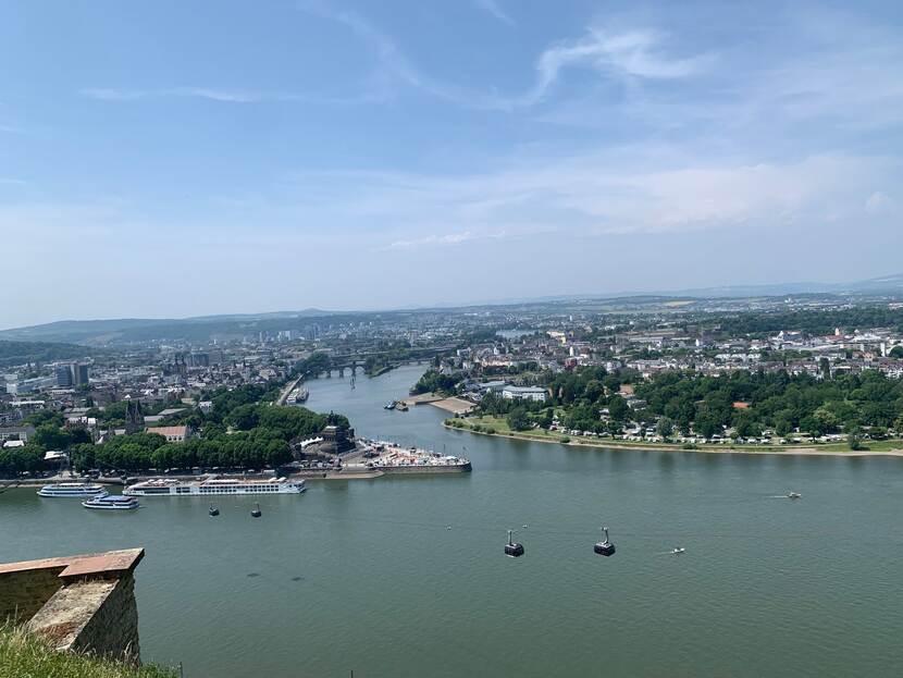 Luchtfoto van een stad waar 2 rivieren samenkomen