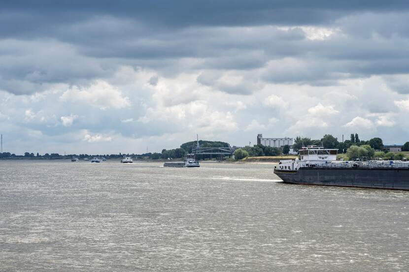 Rivier met vrachtschepen