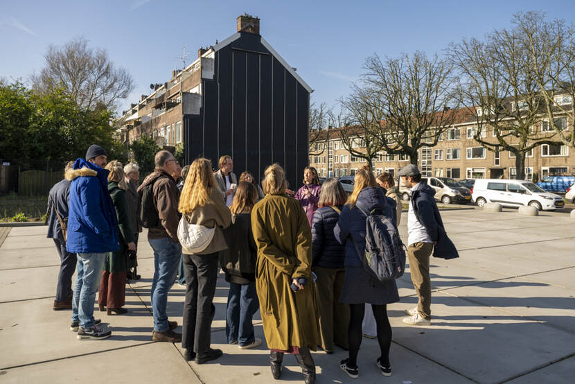 Deelnemers staan in een cirkel