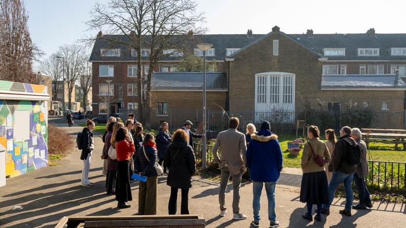 Deelnemers staan om parkje