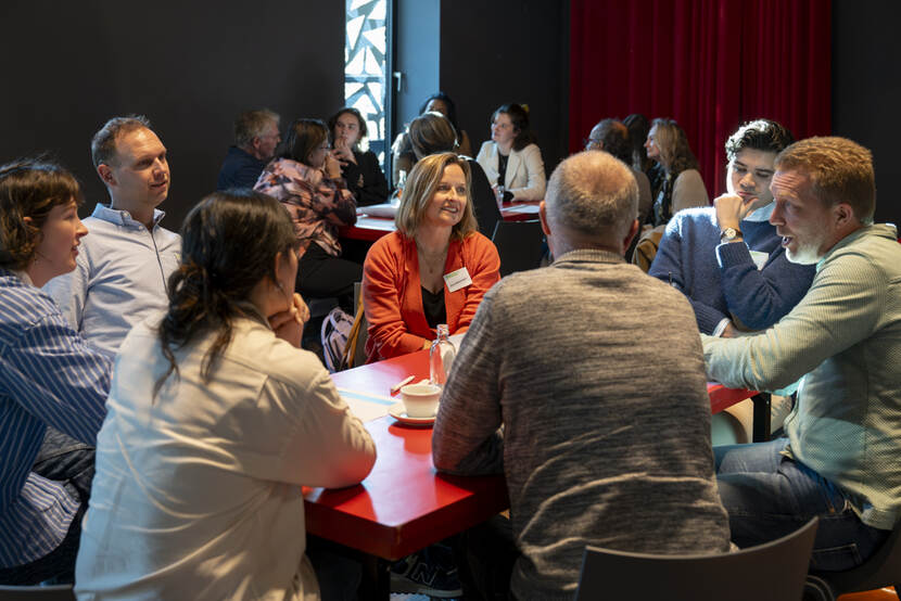 Fysiek volgt sociaal discussie