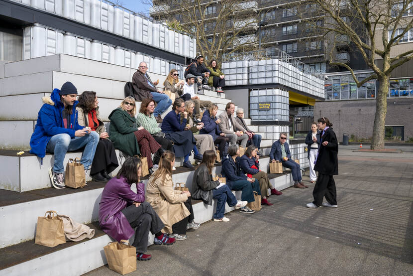 Deelnemers lunchen bij Cruyff Court