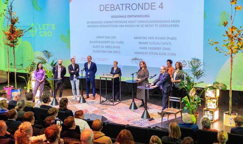 Politici met elkaar in gesprek tijdens het Nationaal Ruimtelijk Verkiezingsdebat