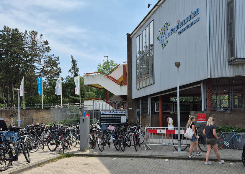 Fietsen op de stoep naast gebouw 'De Papiermolen'