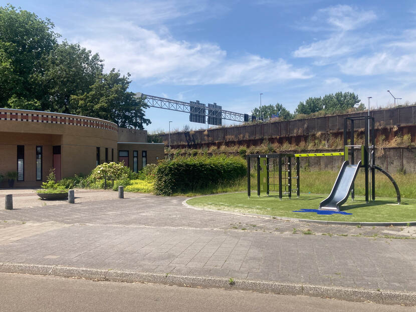 Gebouw met speeltuin langs de snelweg