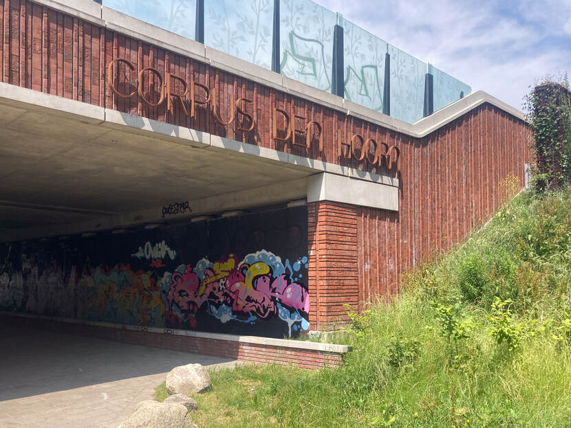 Tunnel onder de brug 'Corpus Den Hoorn'. Binnenkant van de tunnel heeft graffiti