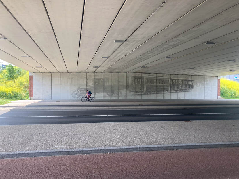 Binnenkant van een tunnel met een tekening op de muur