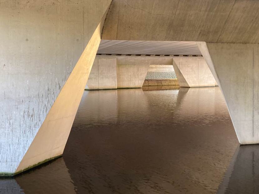 De onderkant van de brug van de snelweg, met daaronder water