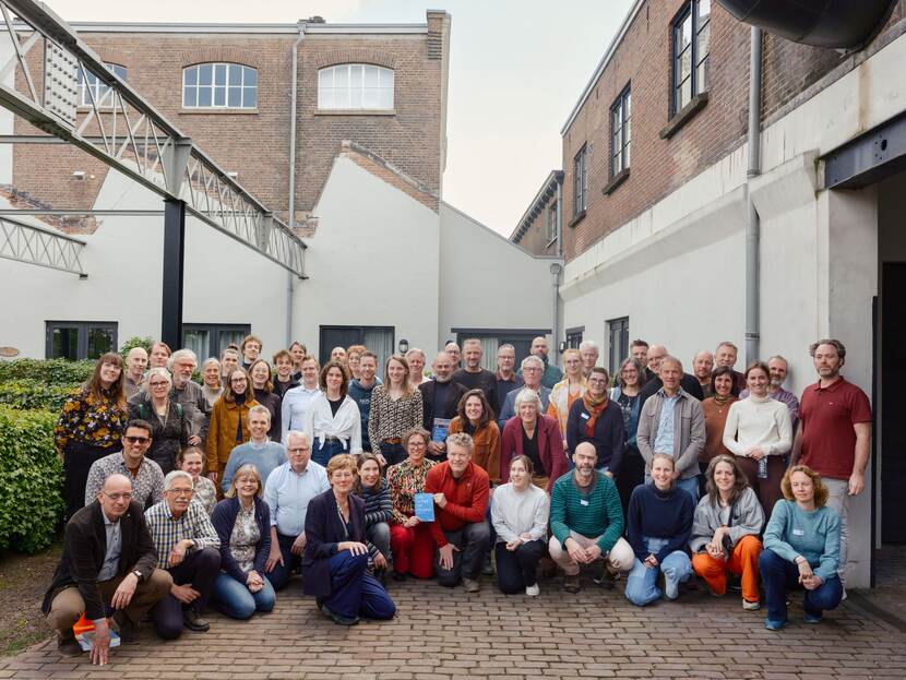 Deelnemers van de dag, kijken lachend