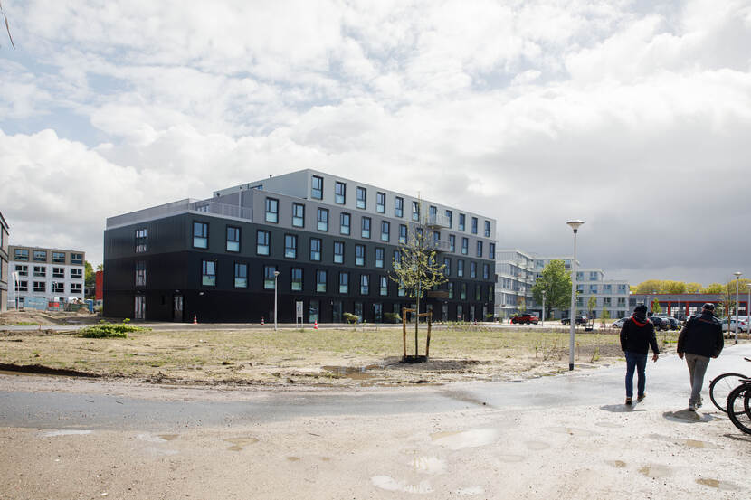 Bedrijventerrein in aanbouw, 2 mensen op de voorgrond