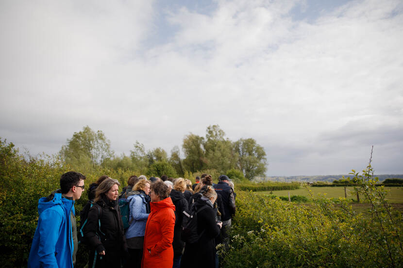 Deelnemers praten met elkaar in groene omgeving