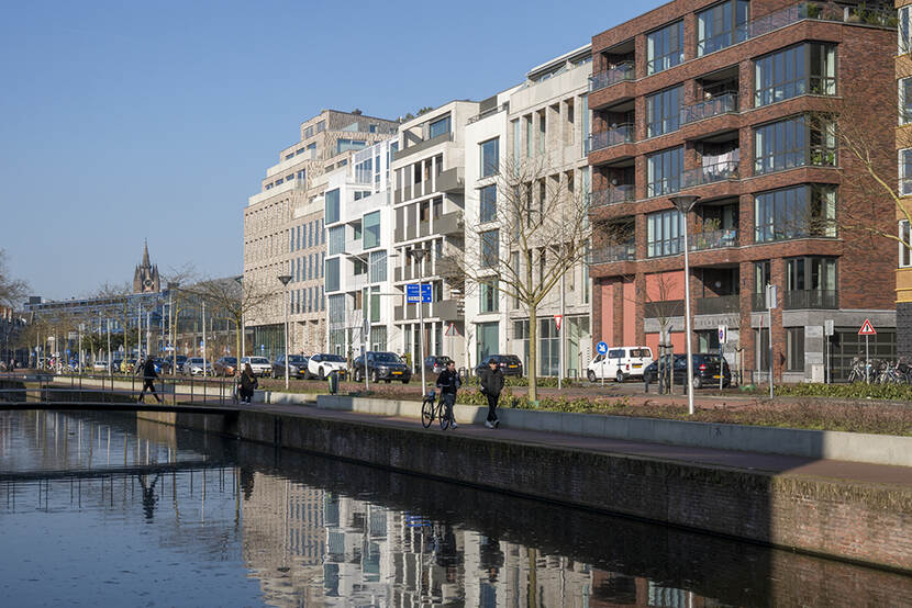Kade in spoorzone Delft