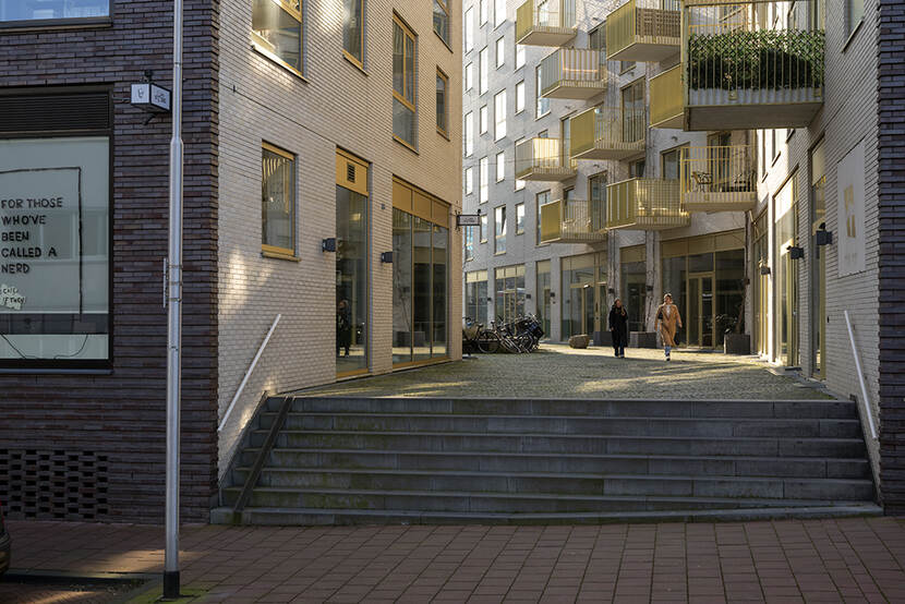 Stoep met trap in spoorzone Delft