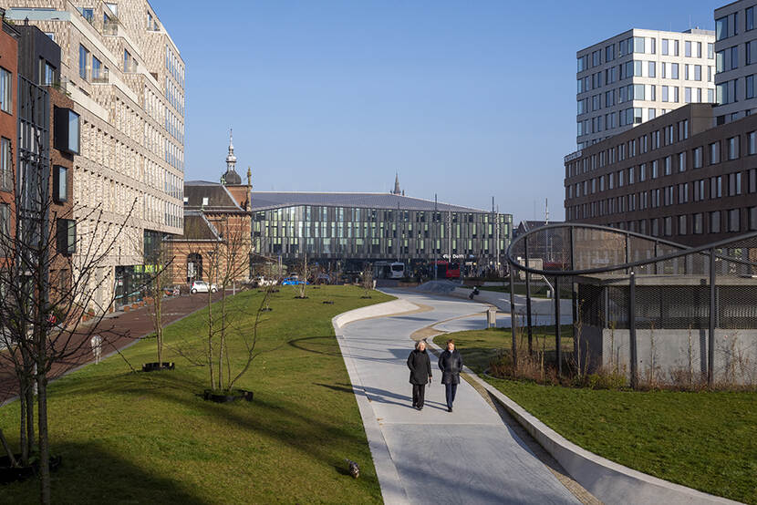 Voetpad in spoorzone Delft