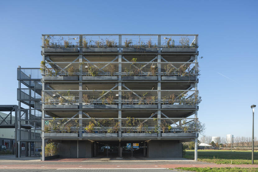 Een parkeergarage bij SchipholTradePark Nippon Puttertje